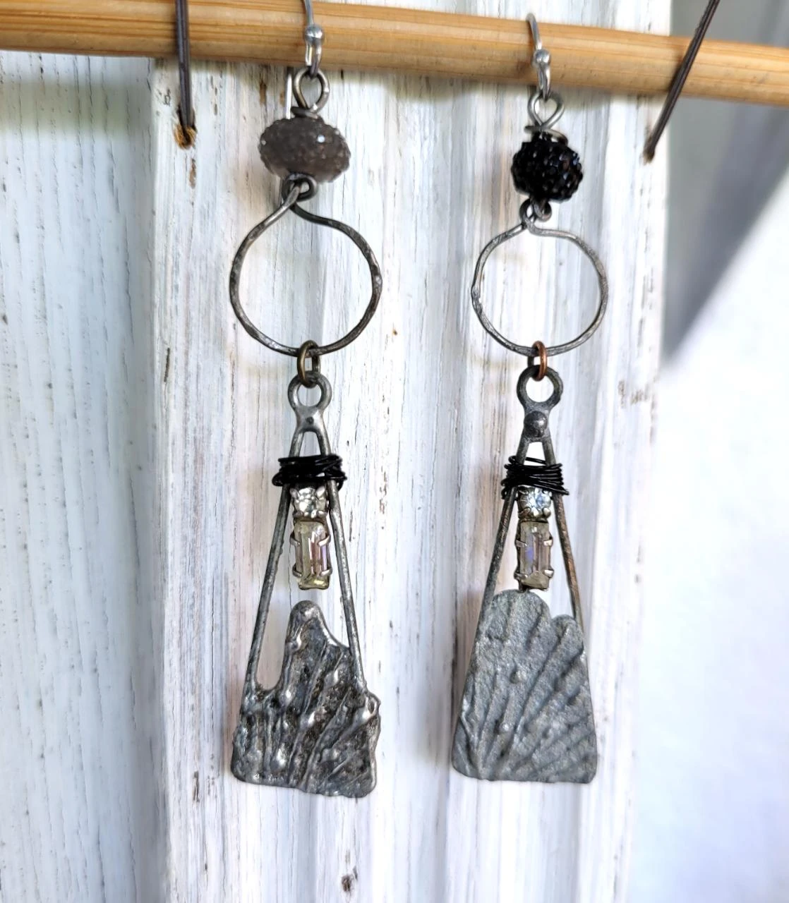 Des boucles d'oreille primitives avec breloques artisanales en étain .. – photo 7